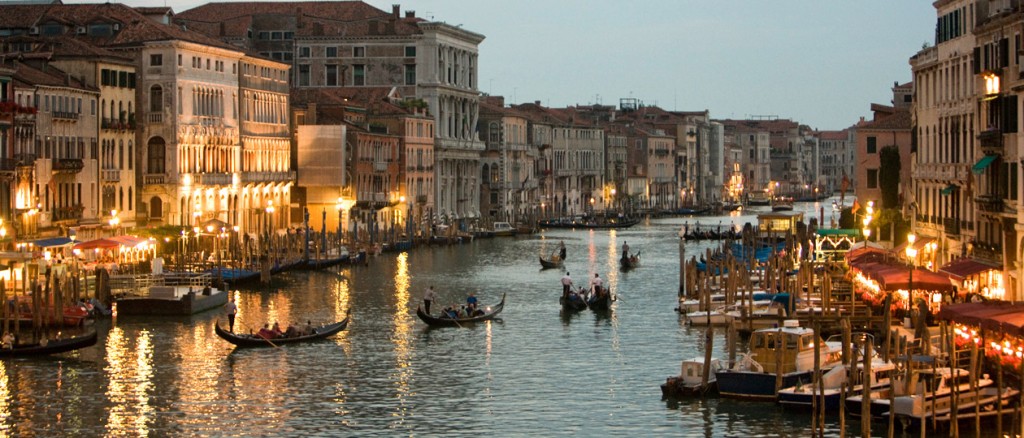 venice-gondolas-canal-night
