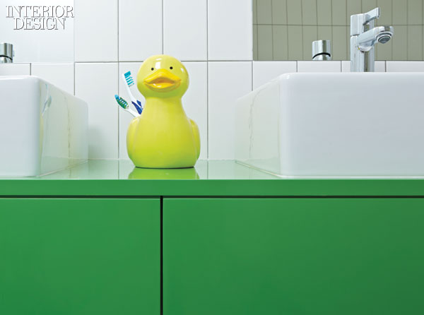 600x446x434072-In_the_children_s_bathroom_ceramic_tile_backs_a_custom_vanity_in_painted_MDF_.jpg.pagespeed.ic.Y2IYbJTZMz