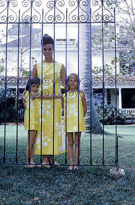 Lilly-Pulitzer-poses-with-her-daughters-Minnie