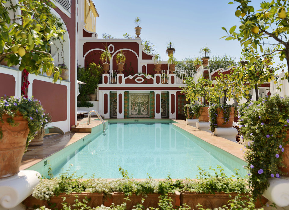 courtyard-garden-greenery-luxury